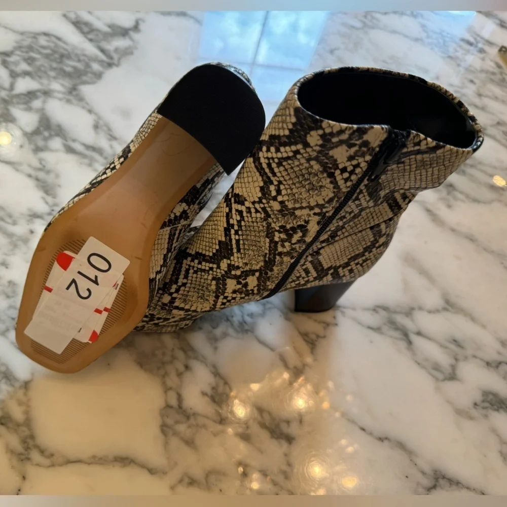 New no Box Nordstrom Vegan Leather Boots 6 Snake Print Cream Brown Ankle Booties